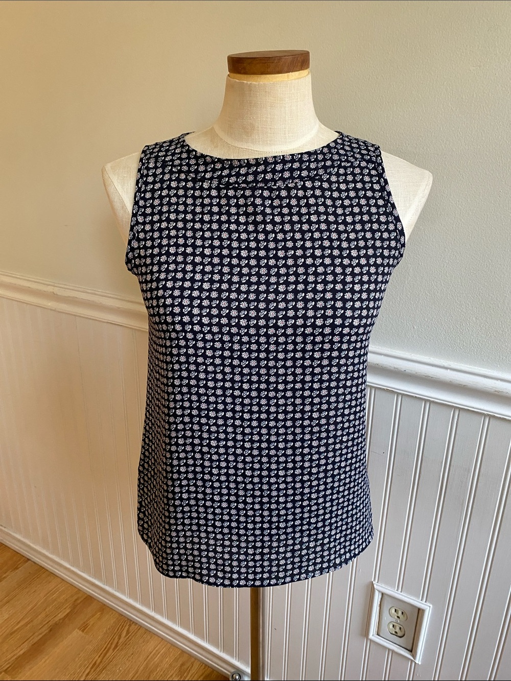 5 for $25! Loft Women's Navy and White Patterned Sleeveless Top